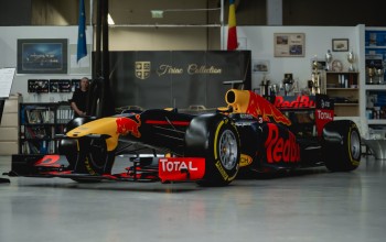 Monopostul RB6 Oracle Red Bull Racing a fost prezentat oficial la Țiriac Collection