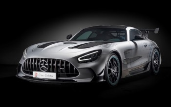 O unitate Mercedes-Benz AMG GT Black Series produsa anul curent, cea mai recenta achizitie auto efectuata de dl. Ion Tiriac pentru colectia sa, poate fi admirat in premiera la expozitia Mercedes-Benz din Piata Victoriei, in perioada 24-30 septembrie.