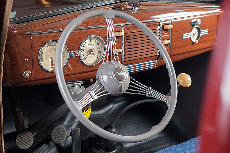 Ford Deluxe